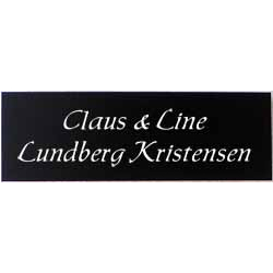 Sort skilt med hvid tekst