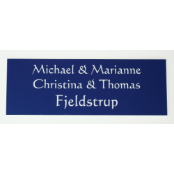 Blt skilt med hvid tekst