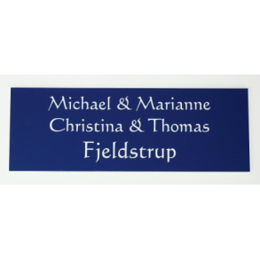 Blt skilt med hvid tekst