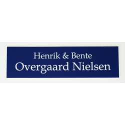 Blt skilt med hvid tekst