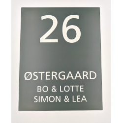 Hus og drskilt i flere variant- og tekstfarver - 140mm x 180mm