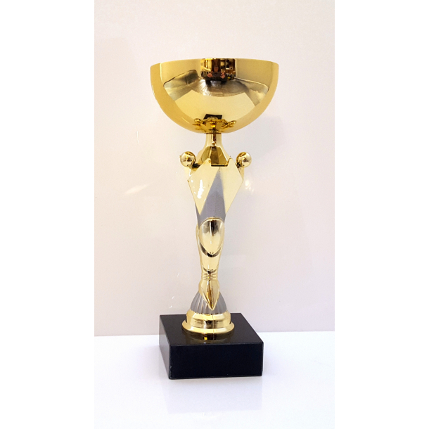 Guld pokal med mat slv