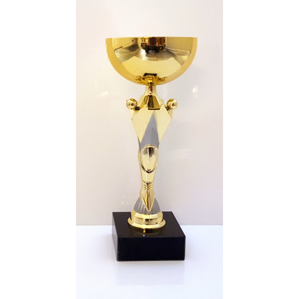 Guld pokal med mat slv