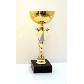 Guld pokal med mat slv