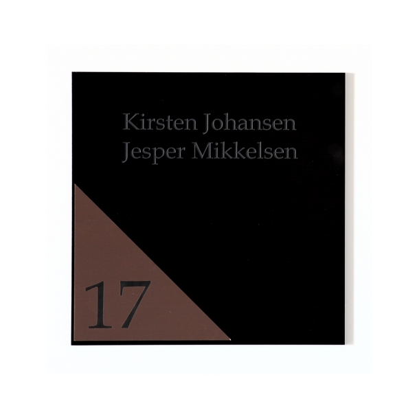 Eksklusivt sort blank skilt 200 mm x 200 mm med husnummer -med trekant husnummer i Kobber-look