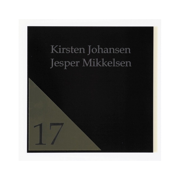 Eksklusivt sort blank skilt 200 mm x 200 mm med husnummer  -med trekant husnummer i Messing-look