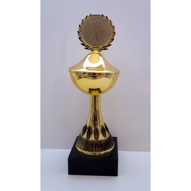 Guld pokal med sort deko