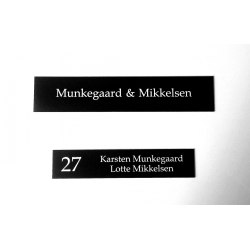 Sort skilt med hvid tekst - 3 strrelser