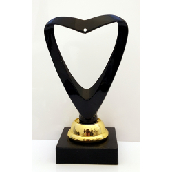 Elegant hjertepokal i sort med guld fod i 2 strrelser