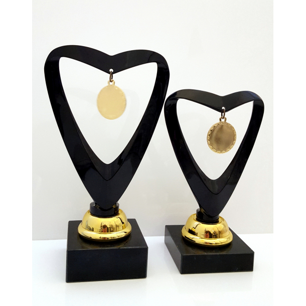 Elegant sort hjertepokal med medalje