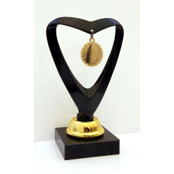 Elegant sort hjertepokal med medalje
