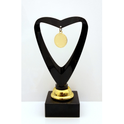 Elegant sort hjertepokal med medalje