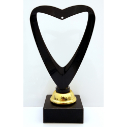 Elegant hjertepokal i sort med guld fod i 2 strrelser