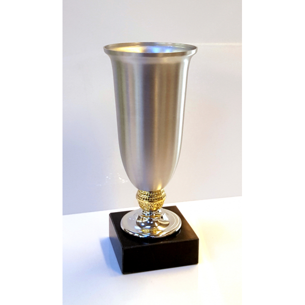 Vandrepokal 1734 i slv med guld perle