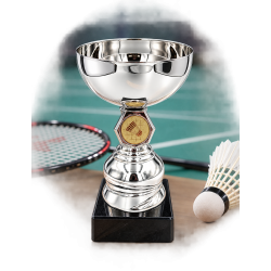 Badminton pokal i s�lv p� 17 cm vist i badmintonmilj� med ketcher og fjerbold