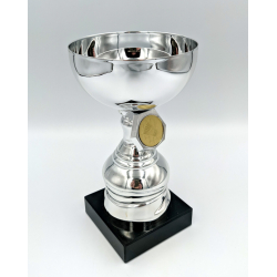 Badminton pokal i s�lv 17 cm med badmintonemblem og sort marmorsokkel set forfra