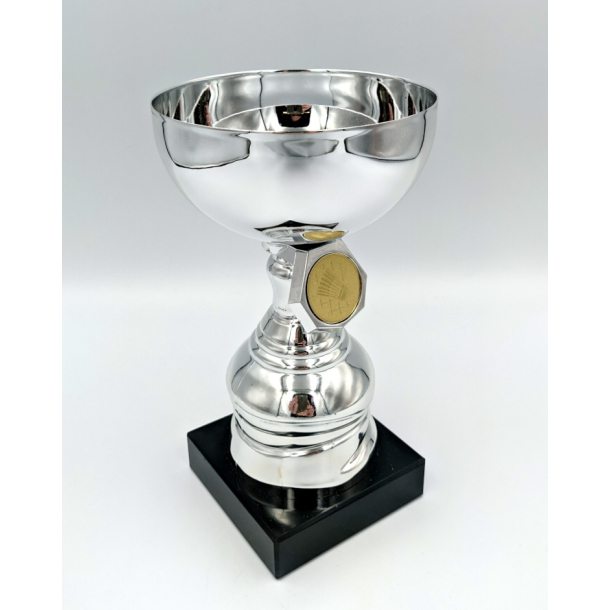 Badminton pokal i s�lv 17 cm med badmintonemblem og sort marmorsokkel set forfra