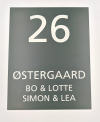 D�rskilt i akryl gr� med hvid tekst og husnummer