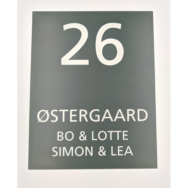 D�rskilt i akryl gr� med hvid tekst og husnummer