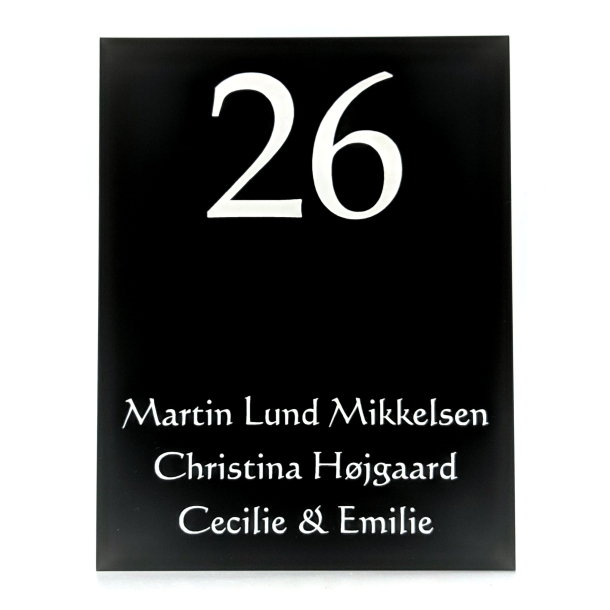 D�rskilt i akryl sort med hvid tekst og husnummer