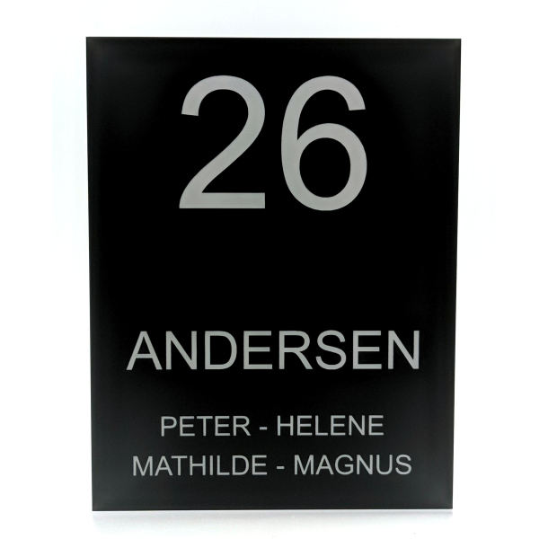 D�rskilt i akryl sort med s�lvgr� tekst