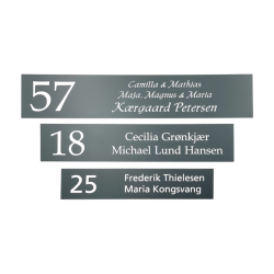 Elegant gr�t skilt med hvid tekst og husnummer i 3 st�rrelser