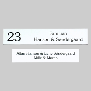 Elegant hvidt skilt med sort tekst og husnummer i 3 st�rrelser