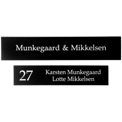 Elegant sort skilt med hvid tekst og husnummer i 3 st�rrelser