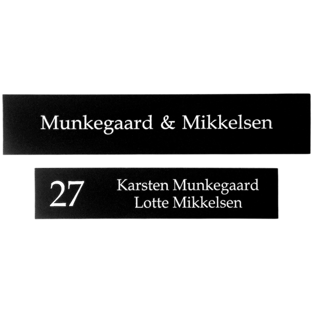 Elegant sort skilt med hvid tekst og husnummer i 3 st�rrelser