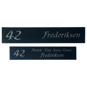 Elegant sort skilt med s�lvgr� tekst og husnummer i 3 st�rrelser
