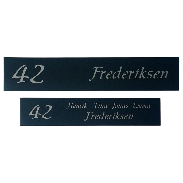 Elegant sort skilt med s�lvgr� tekst og husnummer i 3 st�rrelser