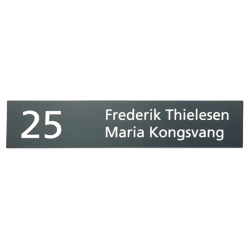 Lille gr�t skilt med hvid tekst 35x170 mm med husnummer