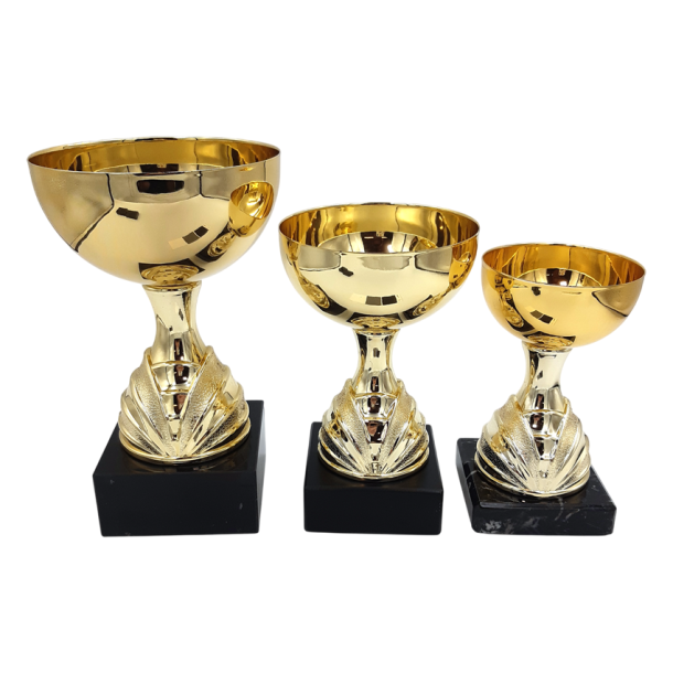 Guldbue pokalserie i guldlook uden l�g til 1., 2. og 3. plads &ndash; 20, 16,5 og 14,5 cm med �bent pokalb�ger og sort marmorsokkel.