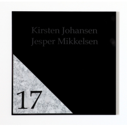 Moderne sort skilt med husnummer og trekantdesign 200x200 mm marmoreret hvid/gr�