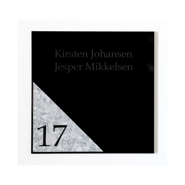 Moderne sort skilt med husnummer og trekantdesign 200x200 mm marmoreret hvid/gr�