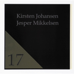 Moderne sort skilt med husnummer og trekantdesign 200x200 mm messing-look