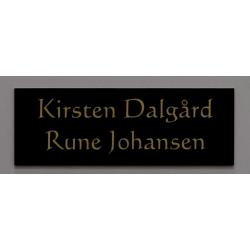 Sort skilt med guld farvet tekst