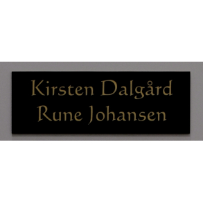 Sort skilt med guld farvet tekst
