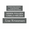 Gr�t postkasseskilt med hvid tekst