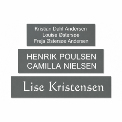 Gr�t postkasseskilt med hvid tekst