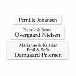 Hvidt postkasseskilt med sort tekst