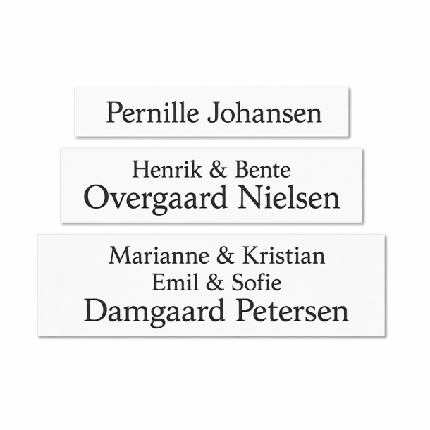 Hvidt postkasseskilt med sort tekst