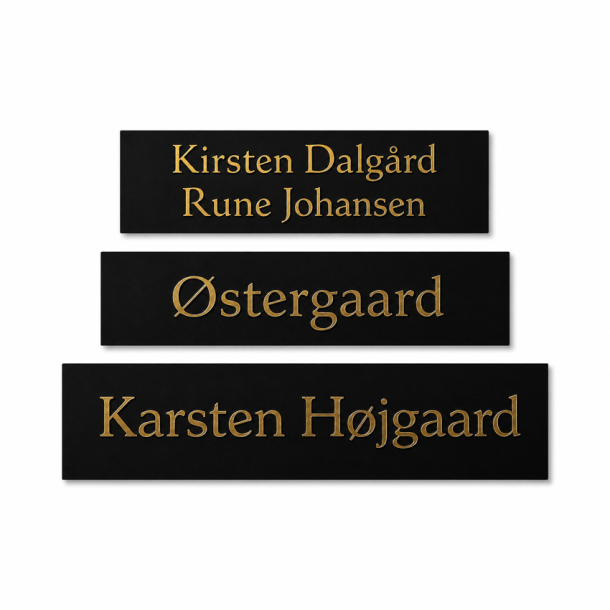 Sort postkasseskilt med guldfarvet tekst