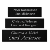 Sort postkasseskilt med hvid tekst