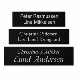 Sort postkasseskilt med hvid tekst