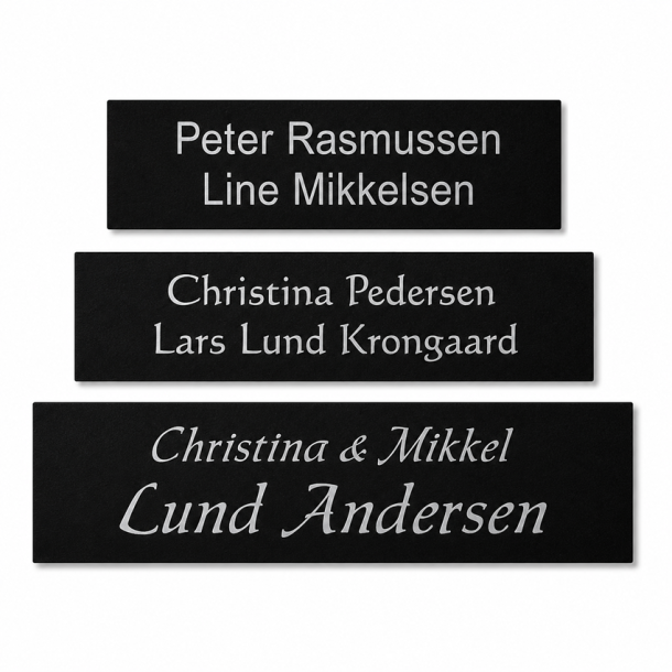 Sort postkasseskilt med hvid tekst