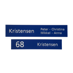 bl�t signal skilt med hvid tekst til navneskilt eller adresseskilt