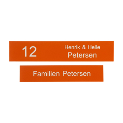 orange signal skilt med hvid tekst til postkasse eller d�r