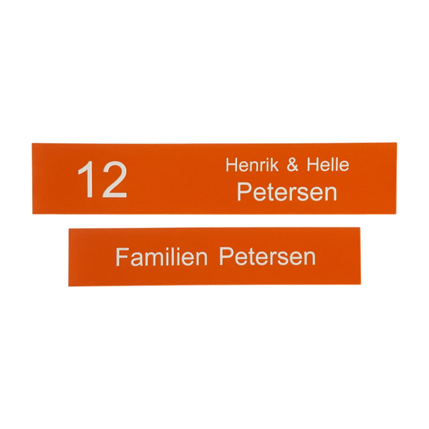 orange signal skilt med hvid tekst til postkasse eller d�r