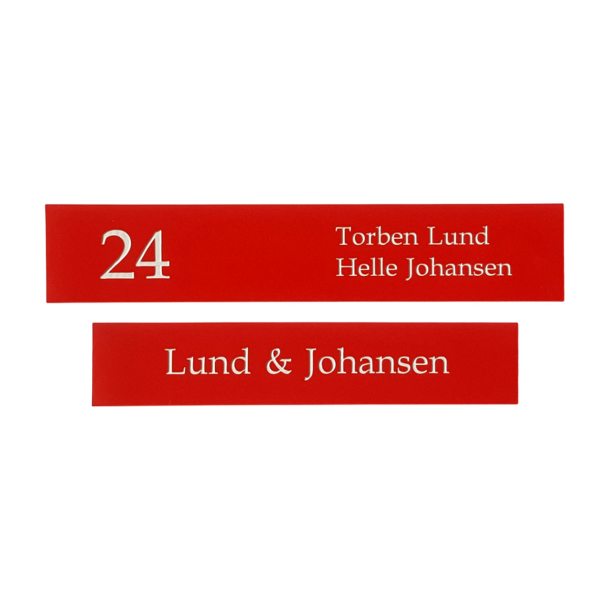 r�dt signal skilt med hvid tekst til postkasse eller facade